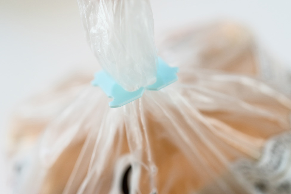 パン包装のプラスチックバッグクロージャー。プラスチック削減を目指す取り組みの一例。